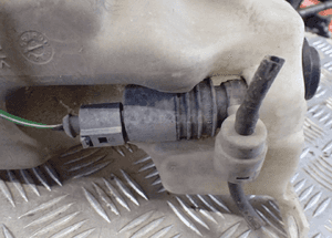 ZBIORNICZEK SPRYSKIWACZY 1J0955453/B AUDI VW RADOM 4