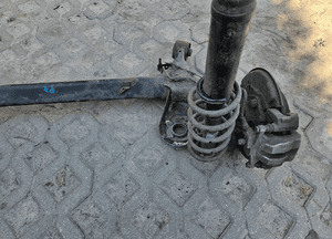 toyota PRIUS PLUS belka tylna oś 4