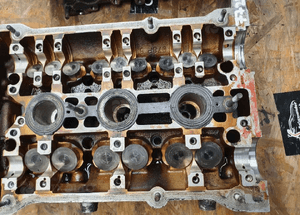 Glowica 078103373AH Zawory Szklanki LEWA V6 2.4 2.8 AUDI A4 B6 A6 C5 VW Passat Skoda 3