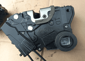 Toyota Yaris II zamek drzwi przód przednich prawy     06-11 3