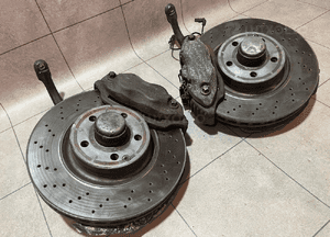 MERCEDES W221 3.0CDI ZWROTNICA ZACISK TARCZA PRZÓD 2