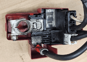 Toyota Yaris II 1.0  1.4 D4D skrzynka bezpieczników akumulatora klema 3