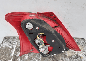 Toyota yaris ii 2 lampa tył tylna prawa 4