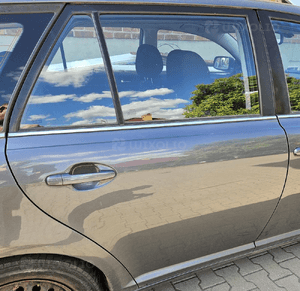 Toyota Avensis T25 drzwi tylne tyl prawe   kombi 1F6 1