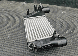 Intercooler 8E0145805L Lewy Chlodnica Powietrza Turbiny 1.8 T Turbo AUDI A4 B6 B7 14