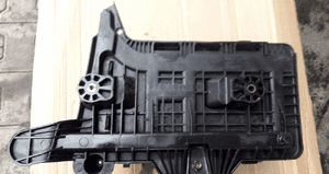 VW Golf V 1.9 TDI obudowa akumulatora 3