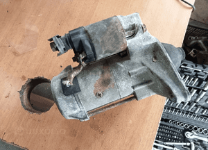 rozrusznik yaris 1.0 281000j020 1