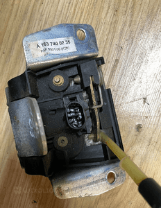 Mercedes ML 163 lift  klapa szyba zamek klapy granatowa 189 antena emblemat 12