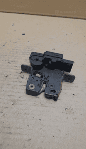 Zamek bagażnika tył qashqai J10 90502EY10A 1