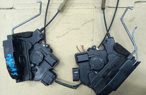 Mazda 5 V zamek drzwi przód przednich prawy 05-10 2