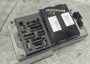 SKRZYNKA BEZPIECZNIKÓW LAND FREELANDER I 1.8B YWC106080 1