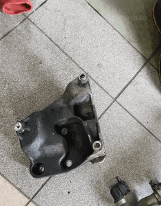 łapa wspornik klimatyzacji bmw bmw x  3 e 83 2.0 d 64557794614