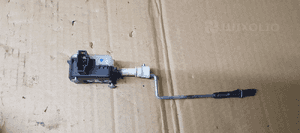 Siłownik klapki wlewu paliwa VW Golf V Plus 5M0810773 3