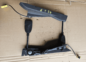 Opel Astra J 4 IV dopinacz napinacz pasa bezpieczeństwa prawy 1