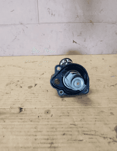 Obudowa termostatu termostat Mazda 6 1.8 2.0 16V 3M4G-AE 3