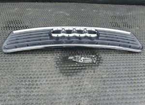 Atrapka 8E0853651F Atrapa Gril Maski Chrom Ramka Emblemat Znaczek Audi A4 B6 8