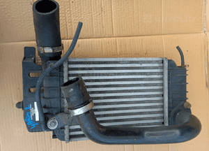 Toyota Yaris II 1.4 D4D chłodnica powietrza intercooler 0N020 1