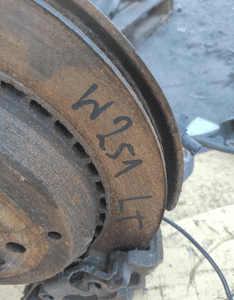 MERCEDES W251 ZWROTNICA PIASTA TARCZA ZACISK PRAWY LEWY TYŁ ORYG 9