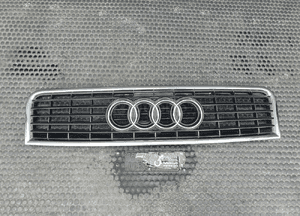 Atrapka 8E0853651F Atrapa Gril Maski Chrom Ramka Emblemat Znaczek Audi A4 B6 1