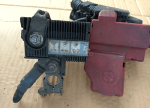 Toyota Yaris II 1.0  1.4 D4D skrzynka bezpieczników akumulatora klema 2