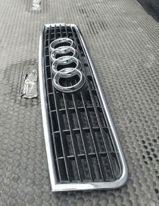 Atrapka 8E0853651F Atrapa Gril Maski Chrom Ramka Emblemat Znaczek Audi A4 B6 4