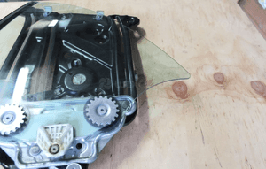 Mechanizm szyby tylny lewy bmw E88 7165593 2008 3