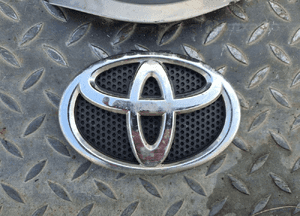 Toyota AURIS II 12-15 grill logo chrom listwa 2
