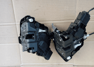 Ford Focus MK2 zamek drzwi tyl prawy lewy 3