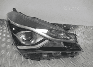 LAMPA PRZEDNIA PRZÓD PRAWA TOYOTA YARIS III 3 LIFT SOCZEWKA 2017-2020 2