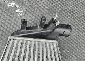 Intercooler 8E0145805L Lewy Chlodnica Powietrza Turbiny 1.8 T Turbo AUDI A4 B6 B7 23