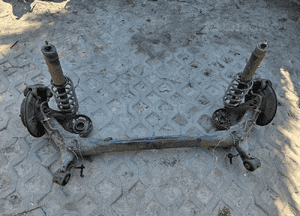 toyota PRIUS PLUS belka tylna oś 1