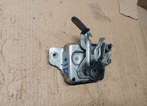 Zamek rygiel maski przód Renault Clio III 8201004024 2
