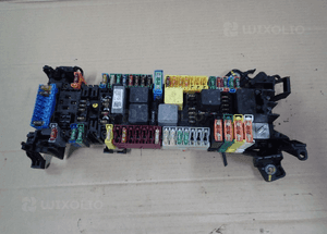 SKRZYNKA BEZPIECZNIKÓW MERCEDES W176 2465400140 2