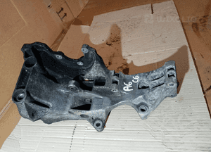 Podstawa łapa alternatora rolki Audi A6 C6 2.0 TDI 03G903143D 3