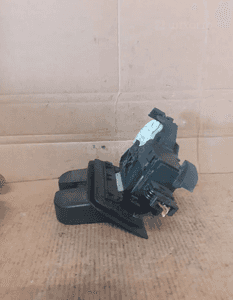 Zamek klapy tył audi A4 B7 nr 8E9827520A 5