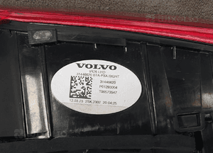 VOLVO XC60 II LAMPA PRAWY TYŁ TYLNA W KLAPĘ ORYGINAŁ 15