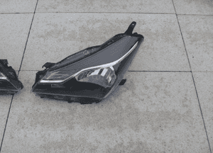 Toyota yaris iii lift 2015 lampa prawa lewa zwykła oryginał 2