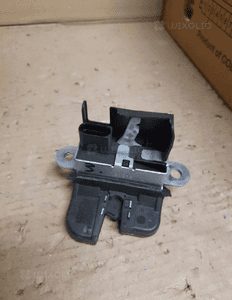 Zamek klapy tył vw golf vi nr 5K0827505A 3