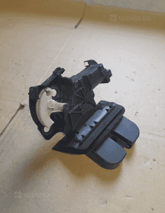Zamek klapy tył audi A3 8P A4 nr 8P4827505C 6