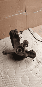 Zwrotnica piasta lewy przód kompletna VW FOX 1.2 5