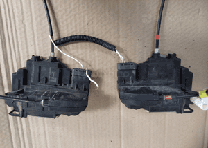 Nissan Note E11 I zamek drzwi przod przedni prawy 3