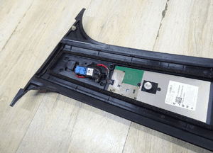 Tesla model y szyba kamera osłona słupka lewa 1516255-00-E llu 8