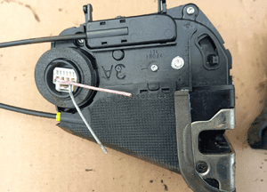 Toyota Yaris II zamek drzwi tył tylnych prawy   lewy  06-11 2