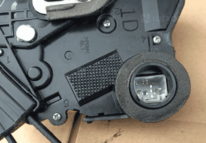 Toyota Yaris II zamek drzwi przód przednich prawy     06-11 4