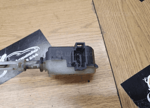Siłownik 7M0862159 4B9962115B Silniczek Elektryczny Cięgno Zamka Klapy Bagażnika Audi A4 B6 Kombi Sedan 4B9962115B 19