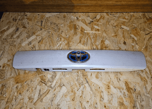 Toyota PRIUS PLUS blenda klapy bagażnika 070 1