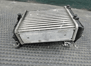 Intercooler 8E0145805L Lewy Chlodnica Powietrza Turbiny 1.8 T Turbo AUDI A4 B6 B7 2