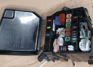 Toyota Yaris II 2 P9 skrzynka bezpieczników moduł 82641-47020 1