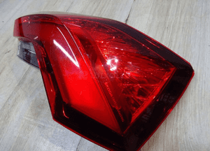 Lampa tył tylna lewa toyota corolla xii E21 kombi 5
