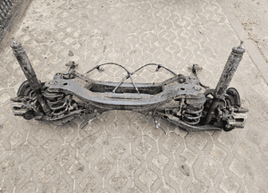 Lexus CT 200H belka zwrotnica piasta wahacz tył 2